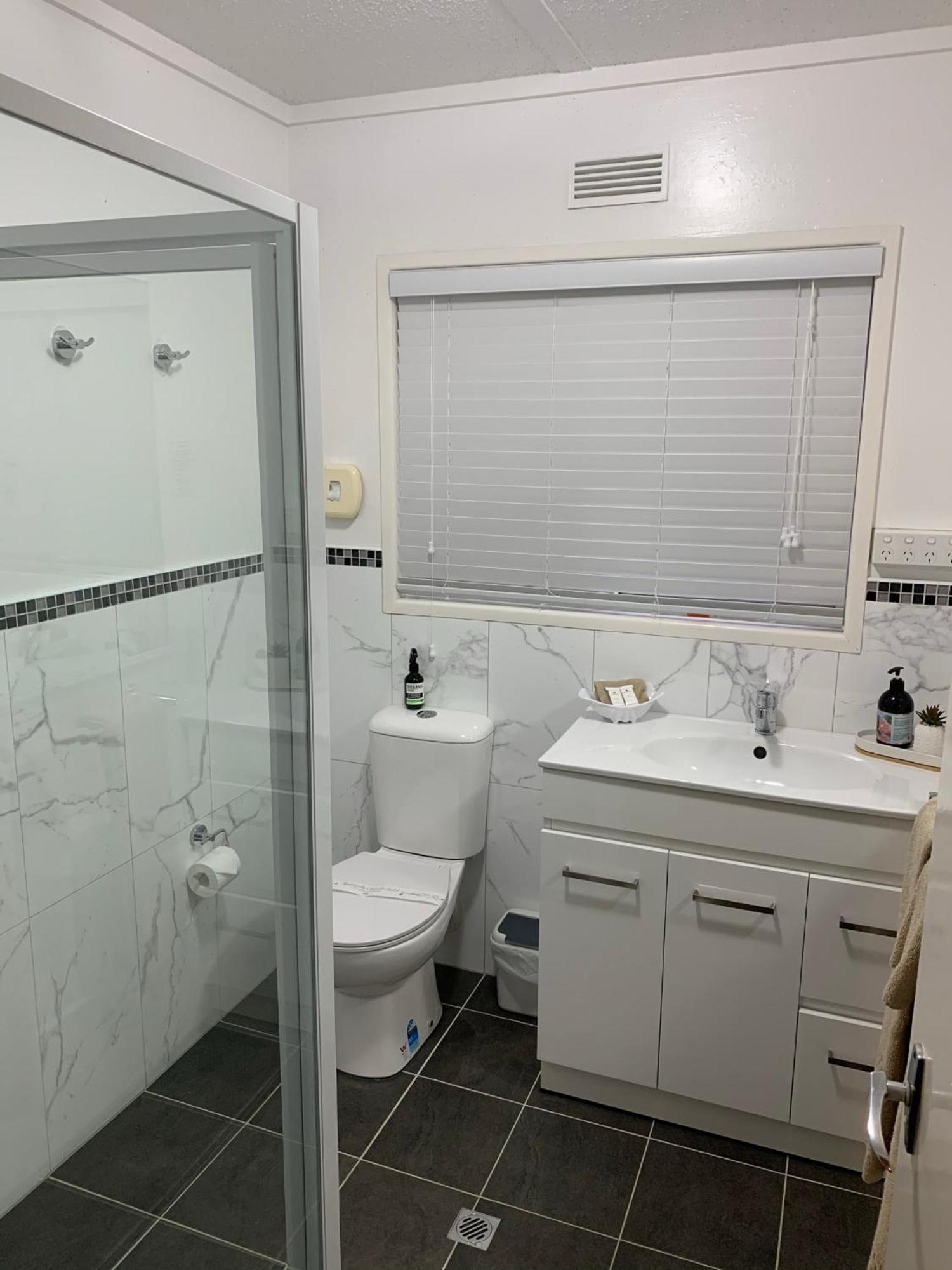 Westwood Motor Inn Армидейл Экстерьер фото