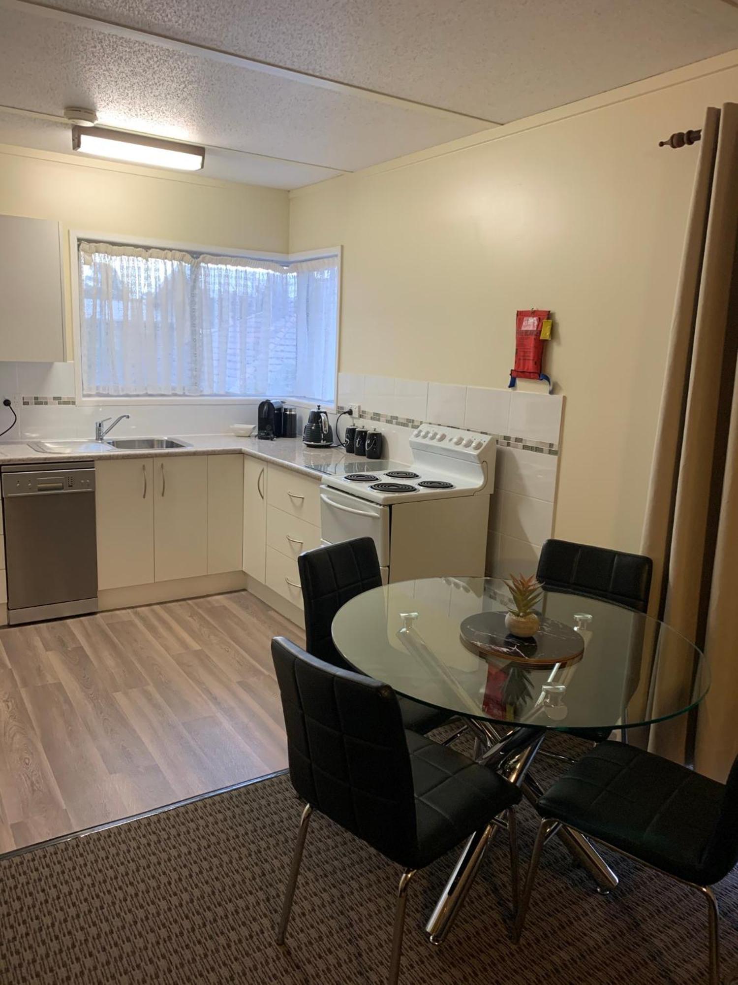 Westwood Motor Inn Армидейл Экстерьер фото