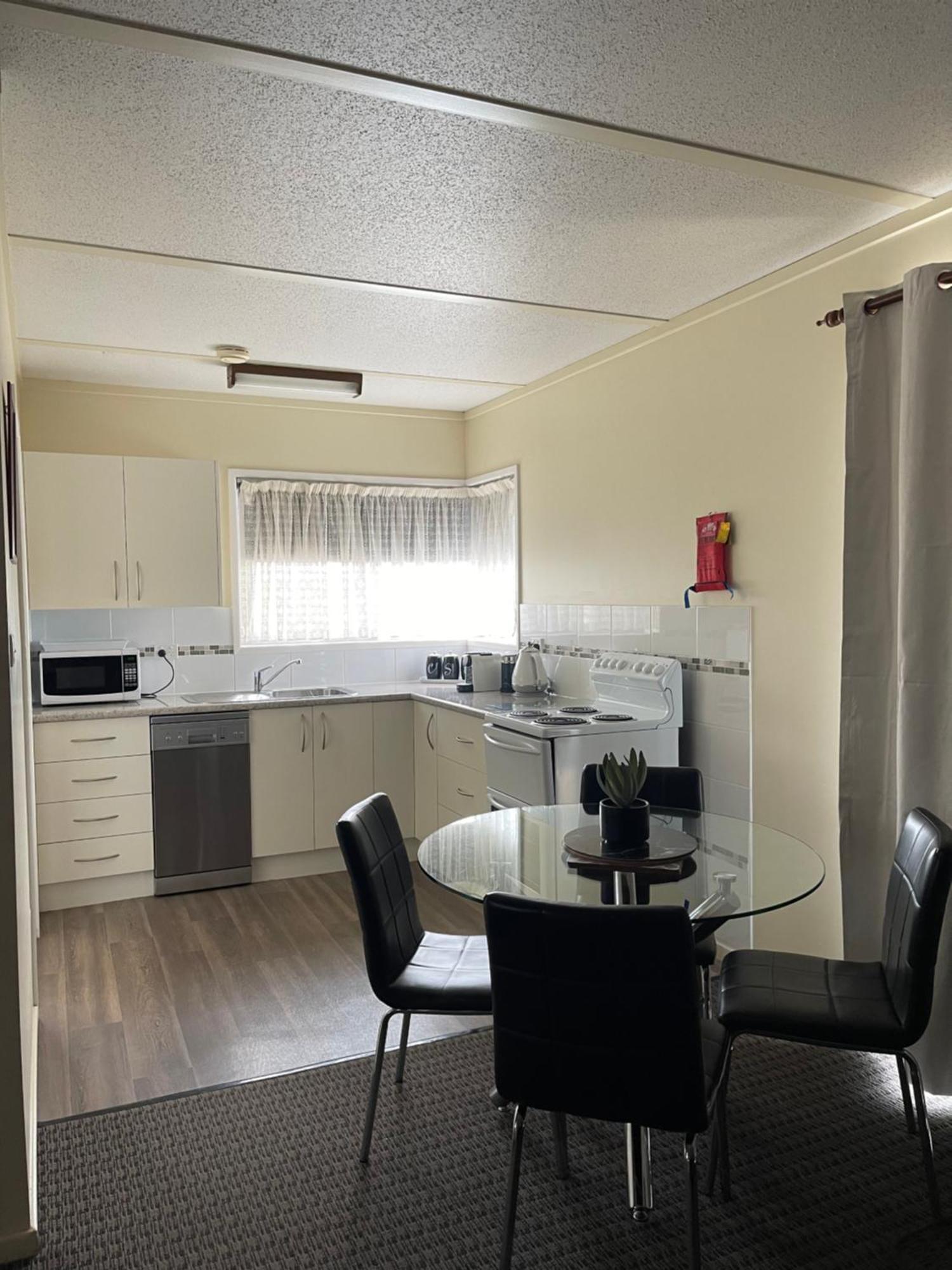 Westwood Motor Inn Армидейл Экстерьер фото
