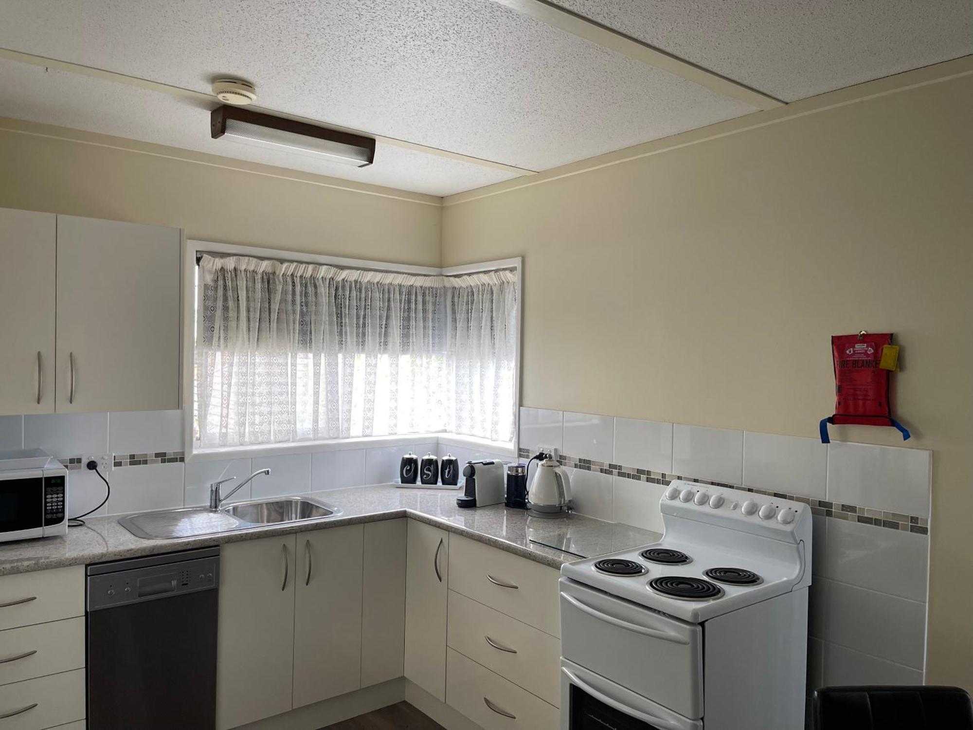 Westwood Motor Inn Армидейл Экстерьер фото