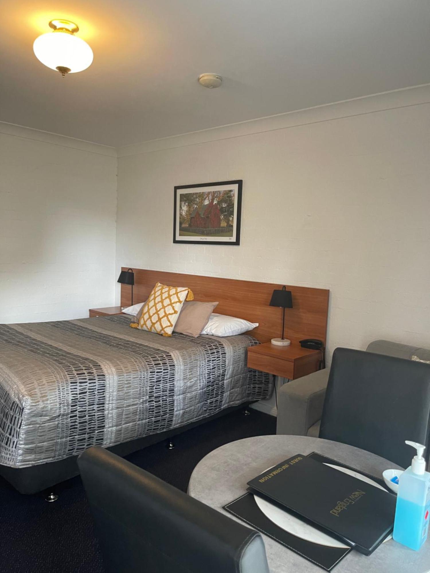 Westwood Motor Inn Армидейл Экстерьер фото