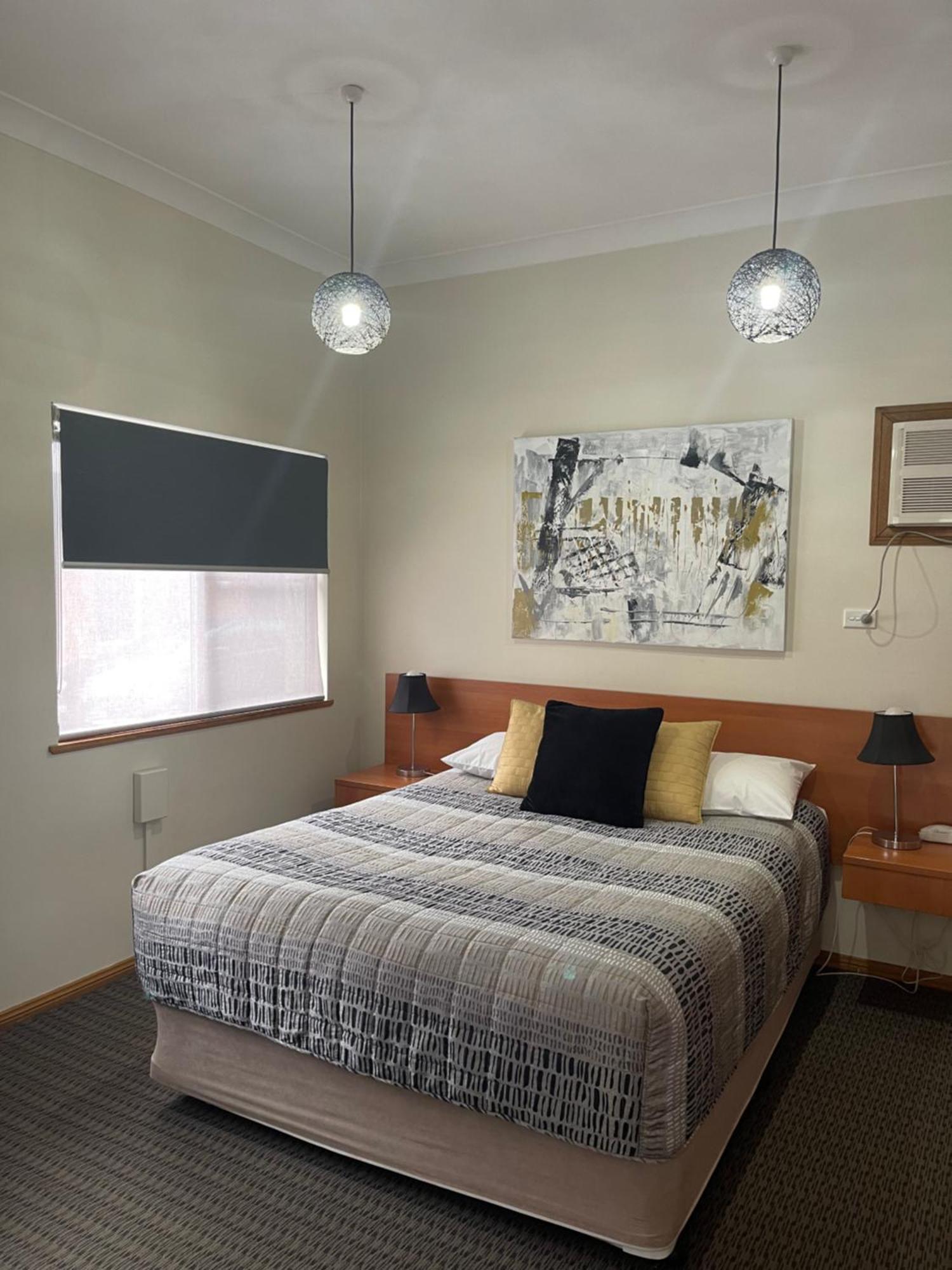 Westwood Motor Inn Армидейл Экстерьер фото