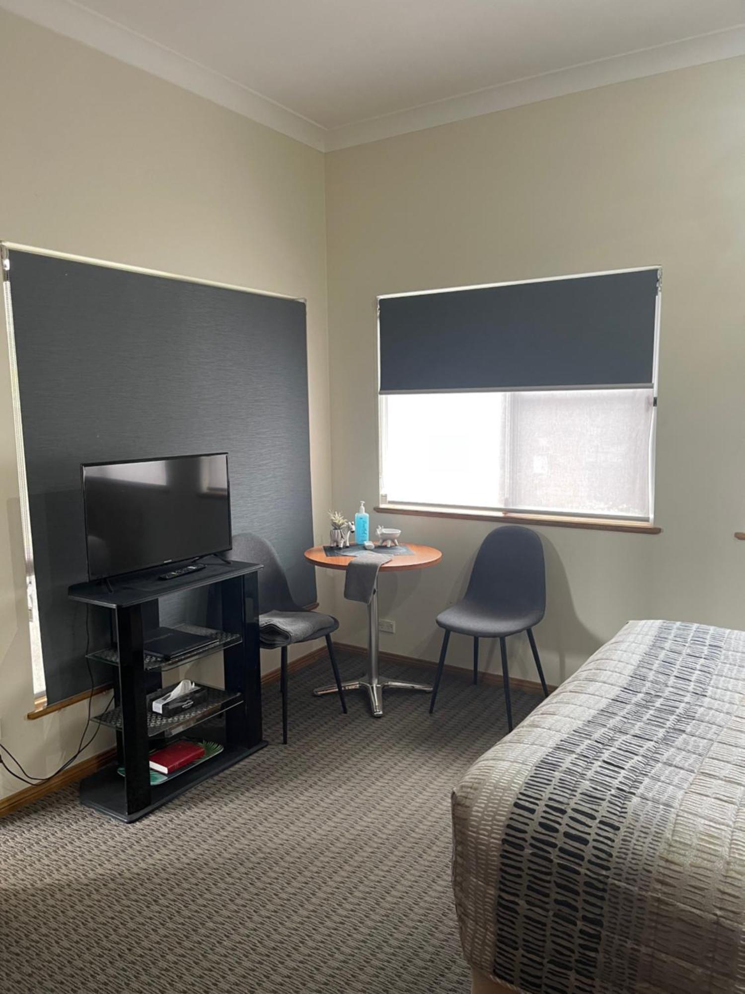 Westwood Motor Inn Армидейл Экстерьер фото