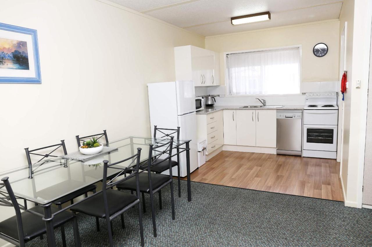 Westwood Motor Inn Армидейл Экстерьер фото