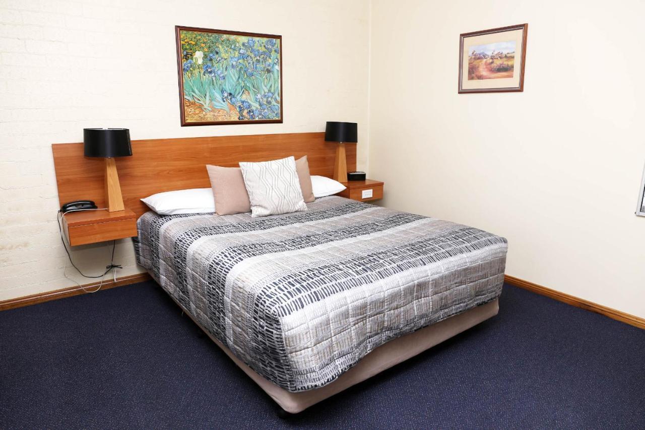 Westwood Motor Inn Армидейл Экстерьер фото