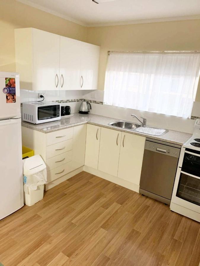 Westwood Motor Inn Армидейл Экстерьер фото